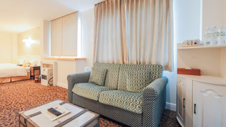 Deluxe Family Room 2F