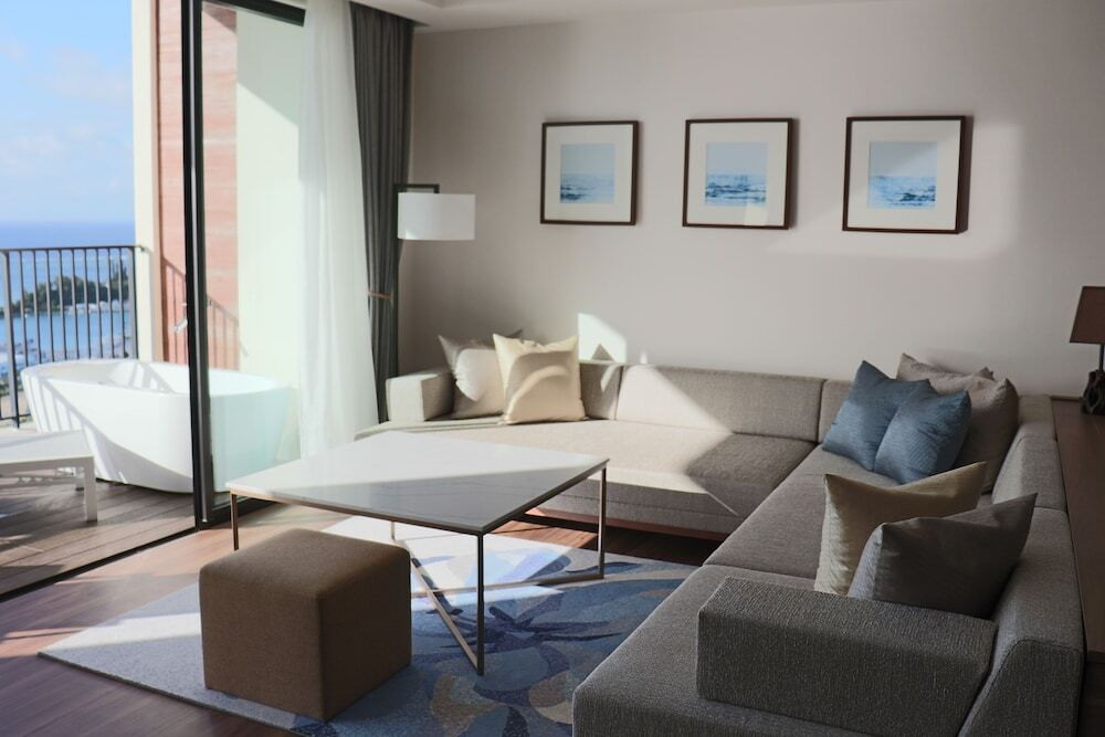 オープンエアーバスに浸かりながら東シナ海に沈む夕日を満喫4235078