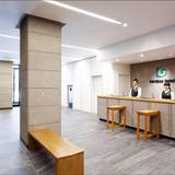 フロント・ロビー / 3