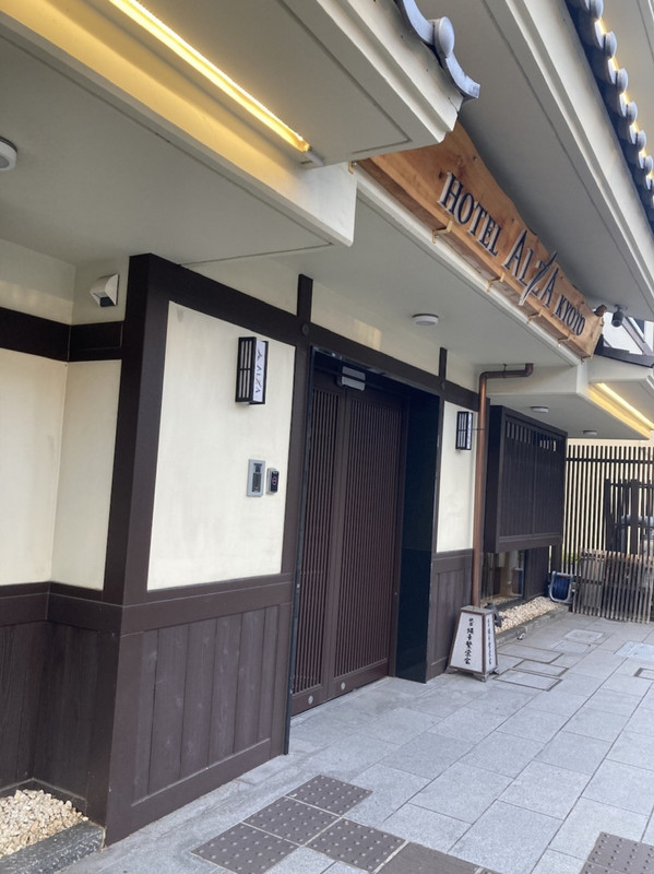 前の通りは静かです