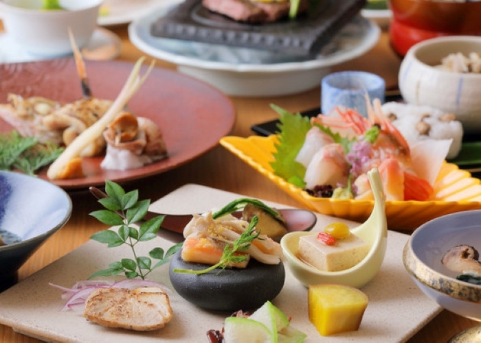 春は山菜、夏はアユをはじめとした川魚、秋はキノコ、冬はフグやカニなど旬の食材がたっぷり