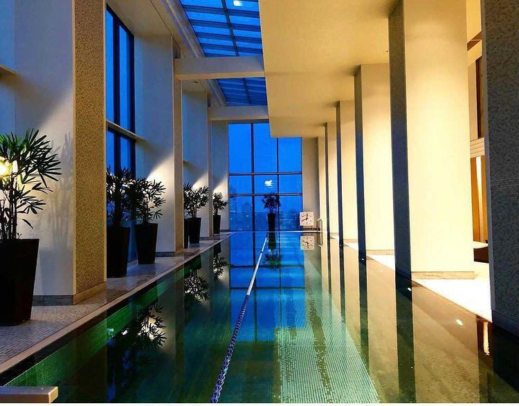 宿泊客は無料だったので、プールも利用しました。天井が高く開放的で、夜は夜景も美しくて素敵でした。