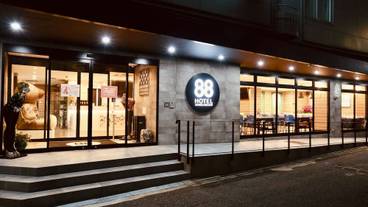 施設の正面 (日没後) / 2