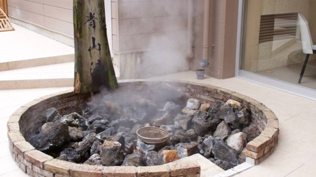 源泉の湯けむり漂う
中庭テラスへ / 1