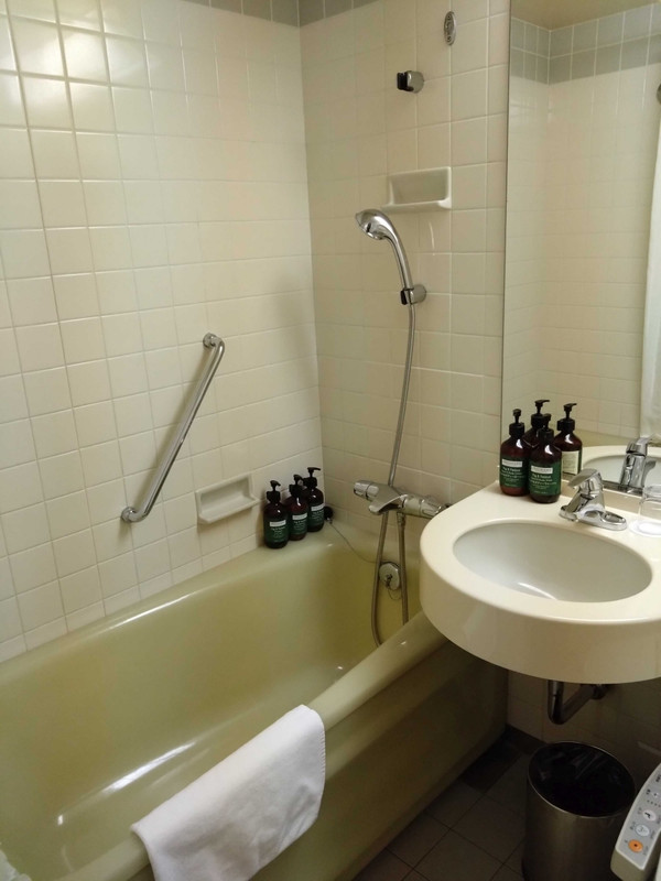 広いバスルームとアメニティ