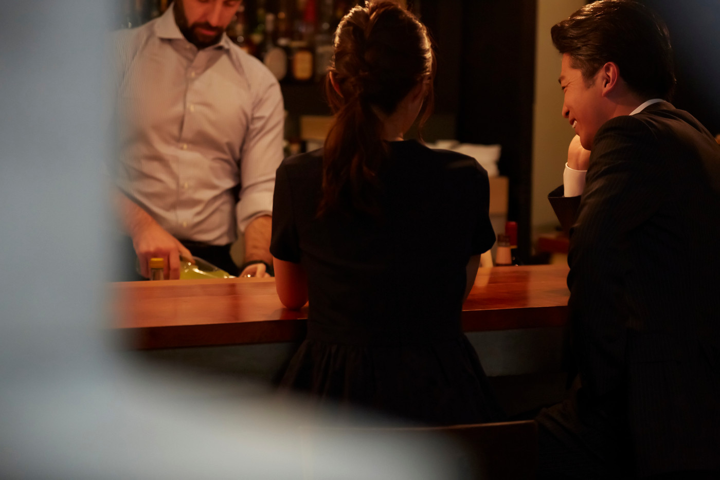 バーで飲む男女