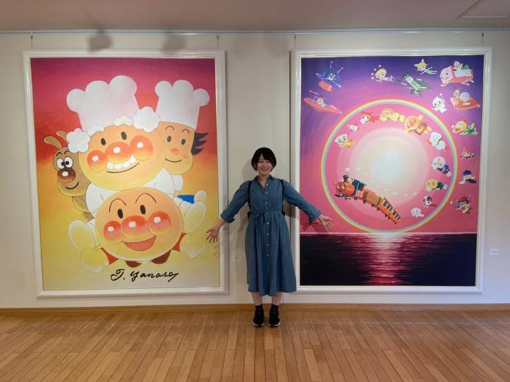 「ふらのジャム園」内にある「アンパンマンショップ」は1階がショップ、2階がギャラリーとなっている。ギャラリーには優しいタッチで描かれたアンパンマンの絵が。大人も引き込まれる。 / 2