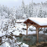 雪見露天風呂のある新潟県の旅館で、贅沢な温泉時間を。銀世界の情緒を楽しめるおすすめの宿7選