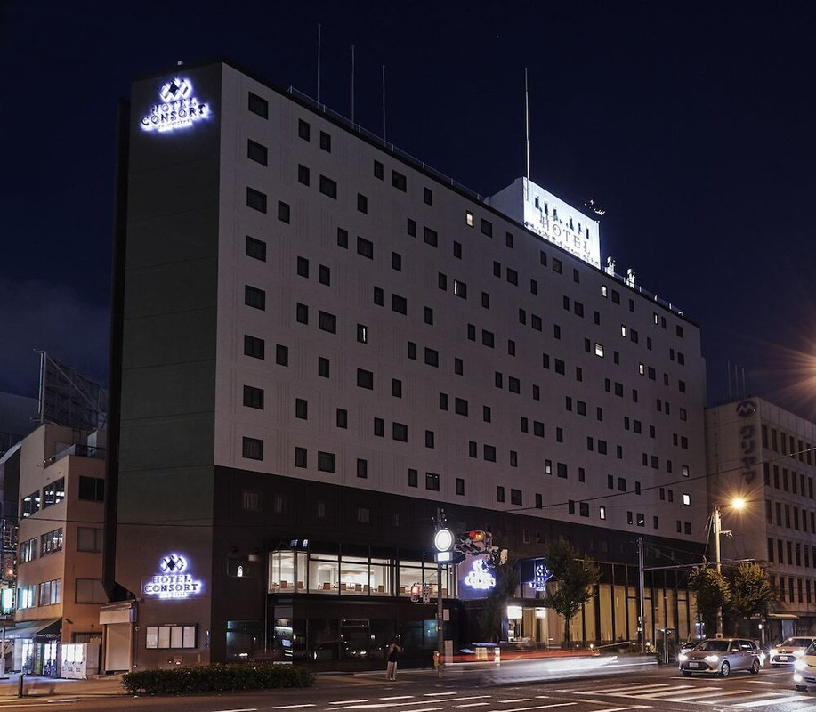 施設の正面 (日没後)