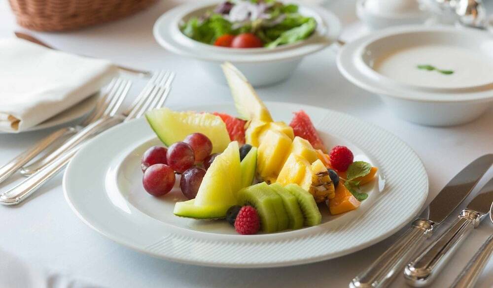 選べる和洋の朝食を
ルームサービスで / 4