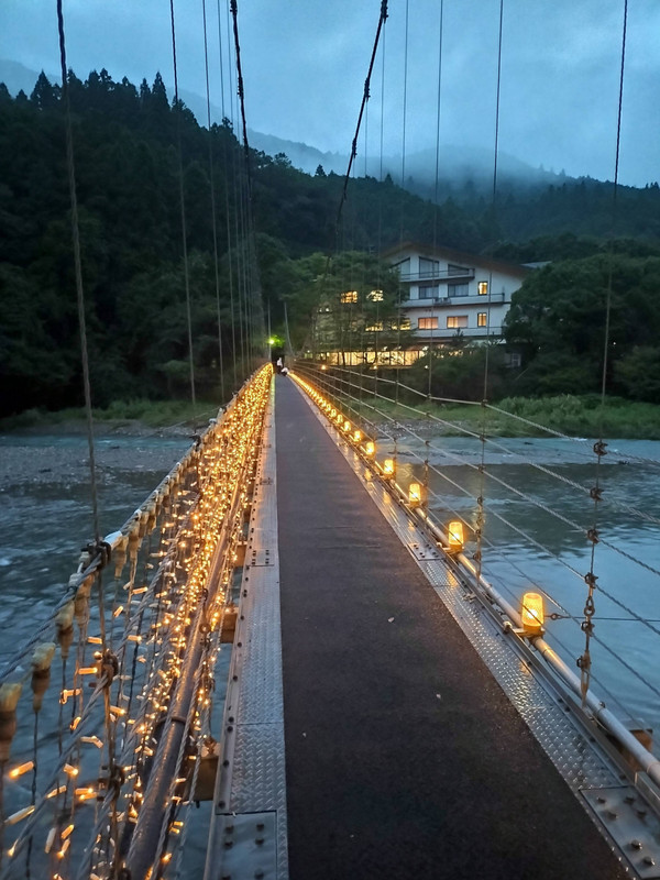 この吊り橋を渡って露天風呂へ行きます。