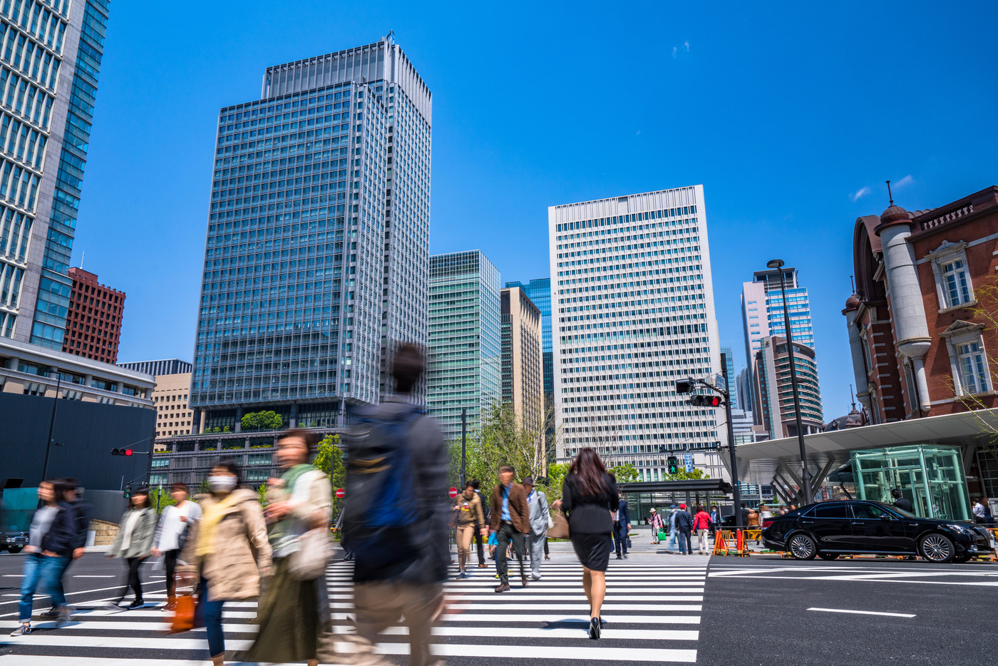 《東京都》丸の内ビジネス街・出勤する人々
