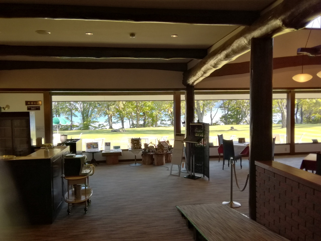 レセプションからの湖畔を望む庭園