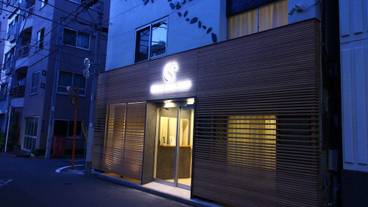 施設の正面 (日没後) / 3