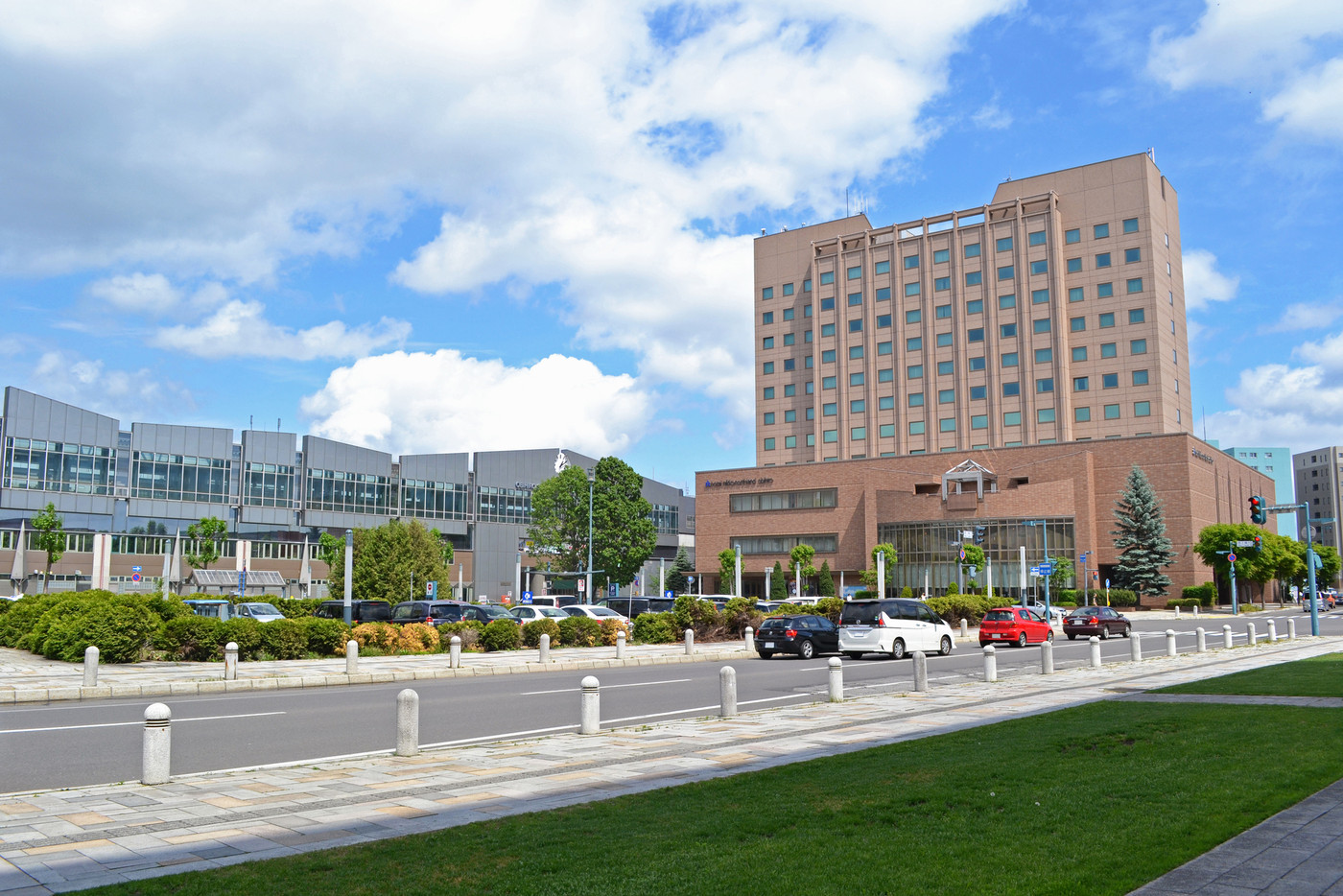 帯広駅前（南口）　ホテルと道路と周辺景色