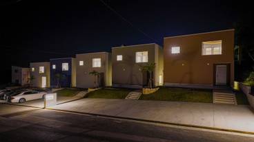 施設の正面 (日没後) / 1