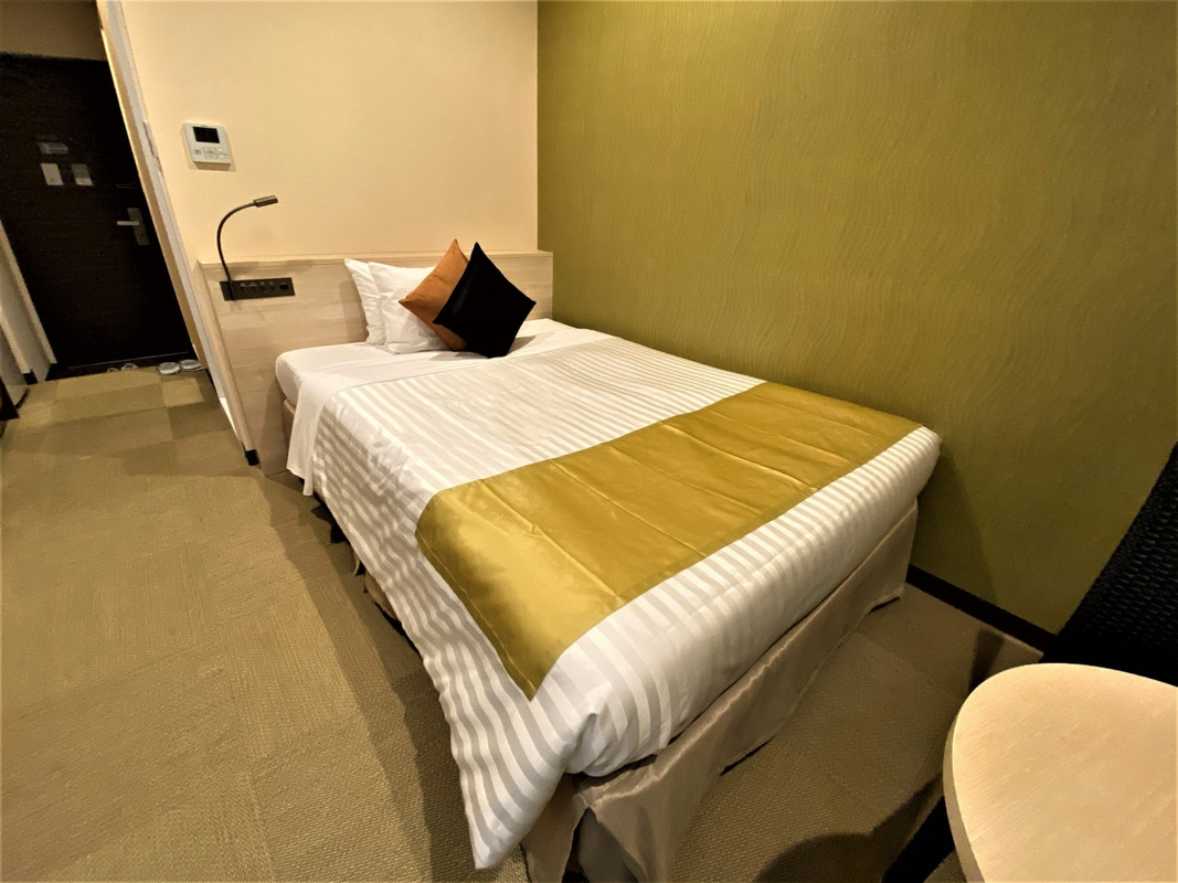 シモンズ製のダブルベッド　一人なら十分すぎるほどですね