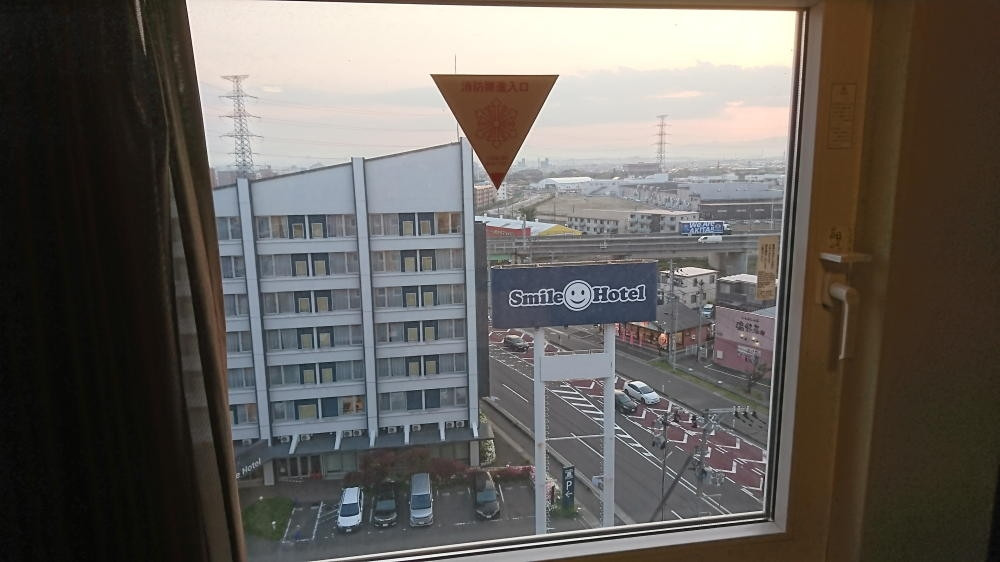 ライバルのスマイルホテルが向かいにあります