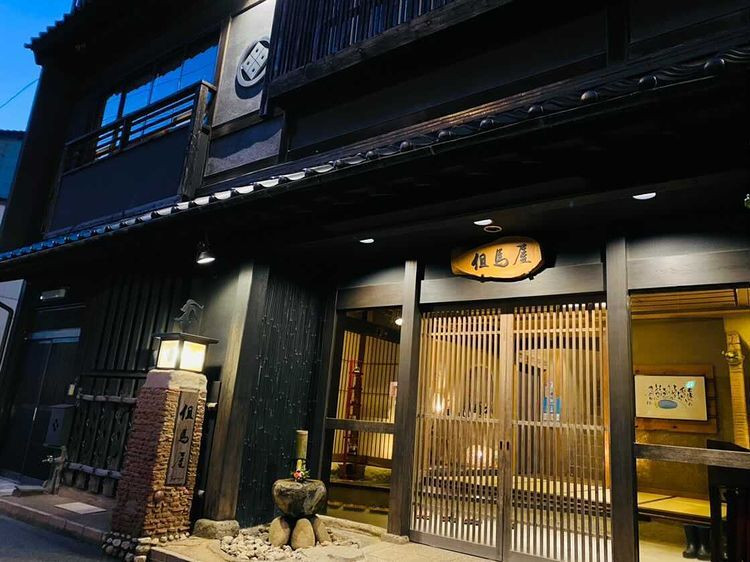 木造のモダンな建物で、建物の外観、館内どちらも映えていました。