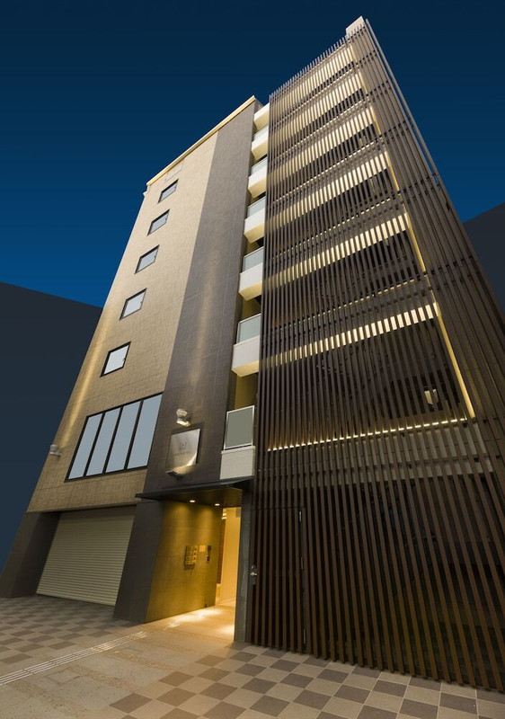 施設の正面 (日没後)