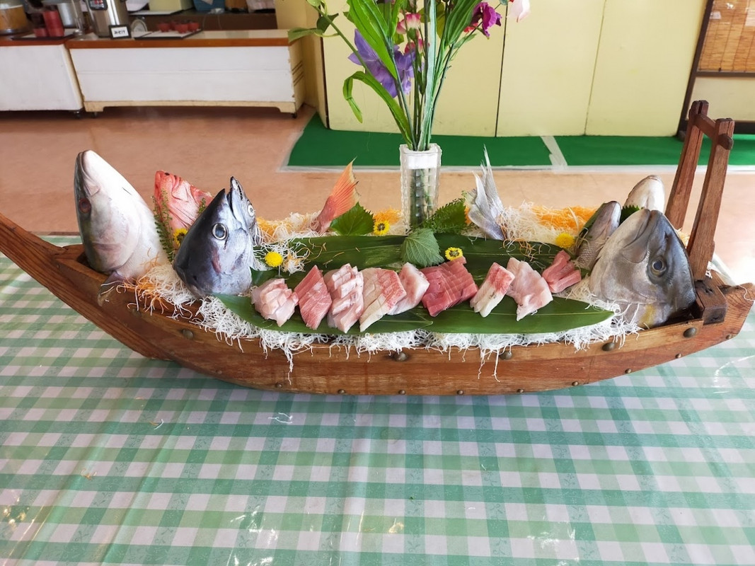 朝食にも船盛りが！