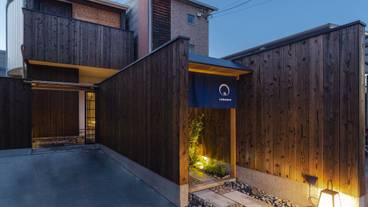 施設の正面 (日没後) / 1