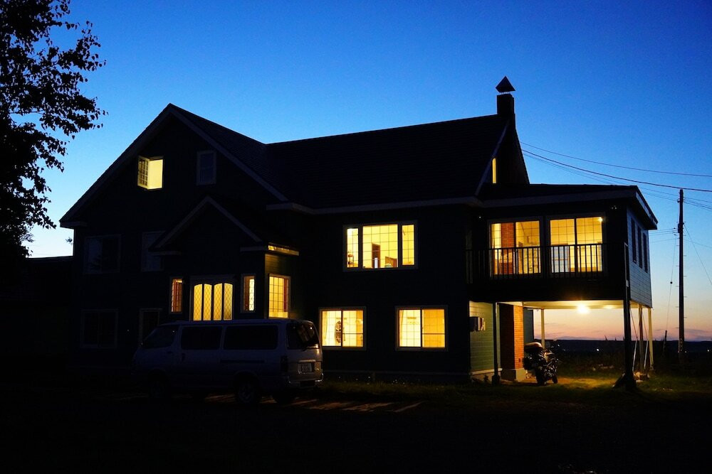 施設の正面 (日没後)