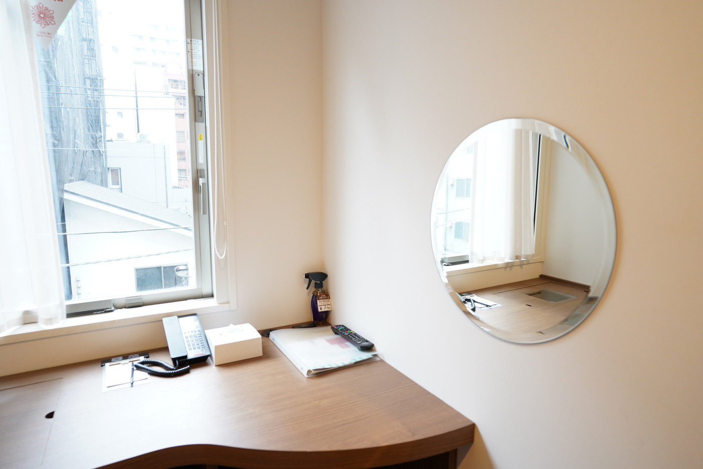 コンパクトながら、かわいくて便利なテーブルまわり3702981