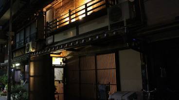 施設の正面 (日没後) / 7