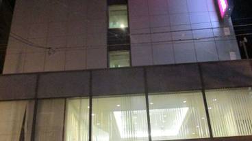 施設の正面 (日没後) / 1