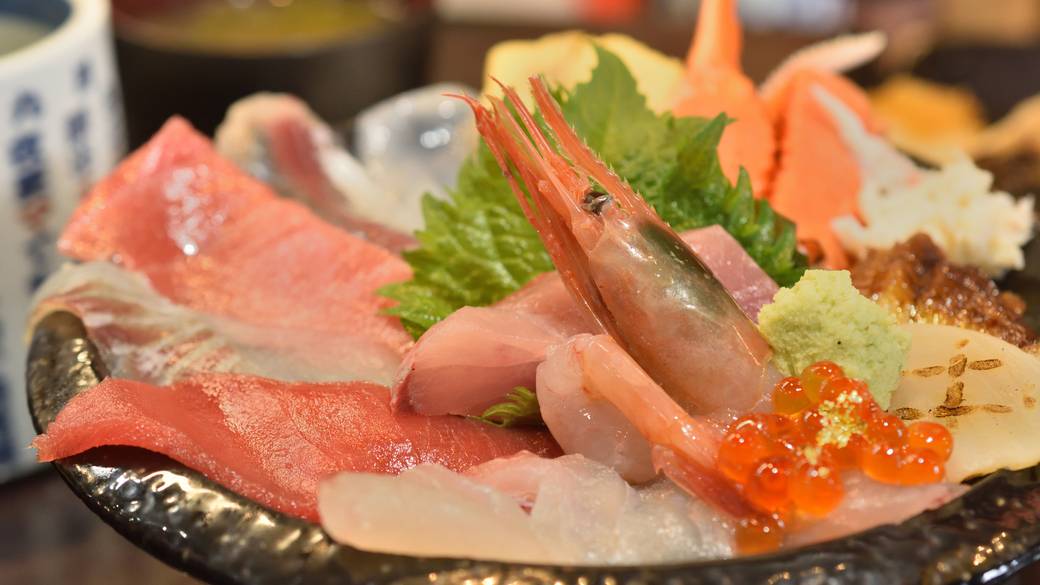日本海で獲れた新鮮な海鮮料理 / 1