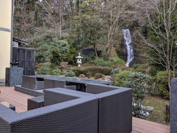 2本の滝を眺めながら足湯でほっこり♡4089307