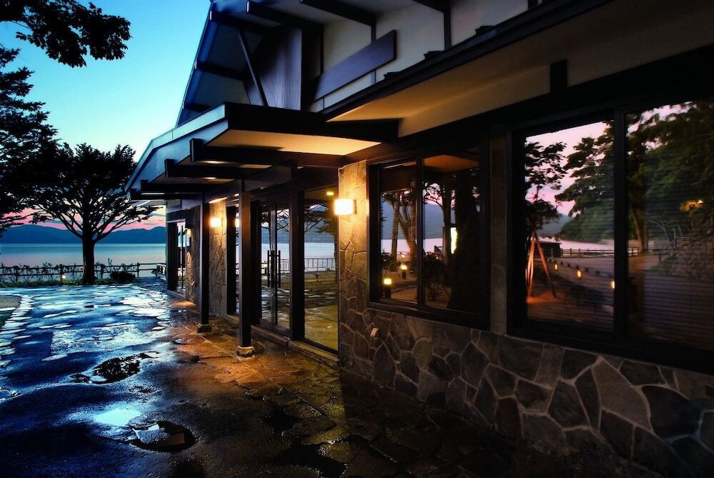 ホテル外観／夜