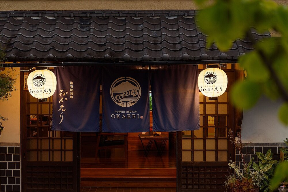 施設の正面 (日没後)