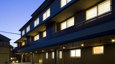 施設の正面 (日没後) / 2