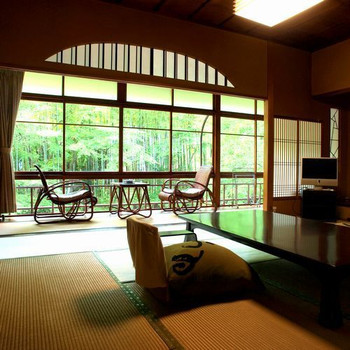 ほのかな明かりや竹林、優雅で日本らしい風景3481028