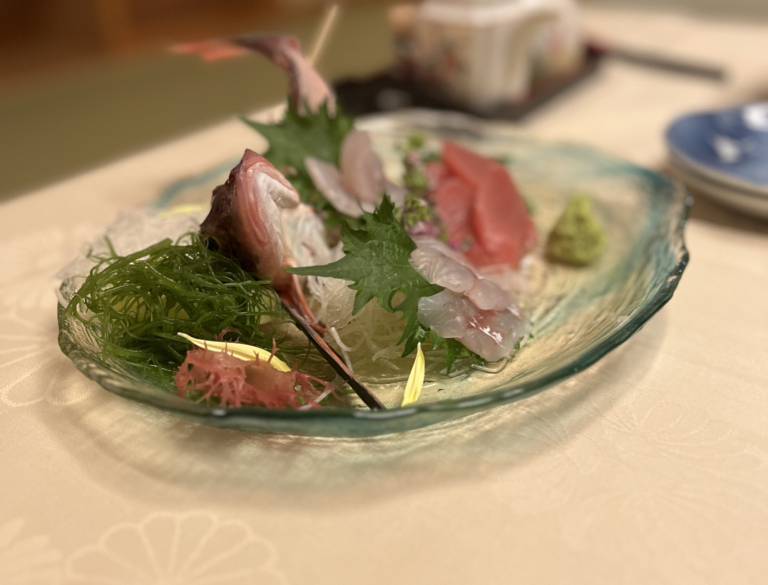 お部屋にいながらにして
季節の会席料理を満喫 / 3