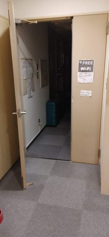 部屋入口、Wi-Fiあります