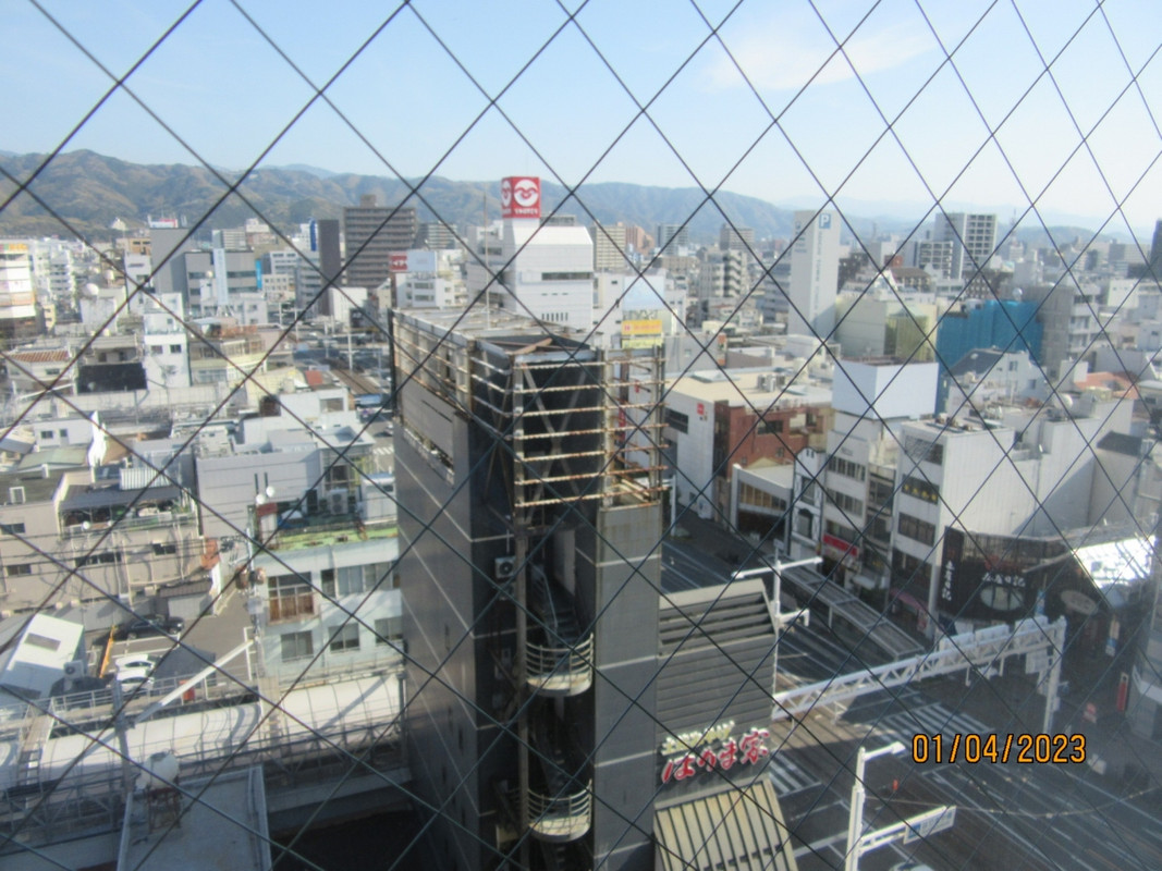 部屋からの眺望。はりまや橋は真下。