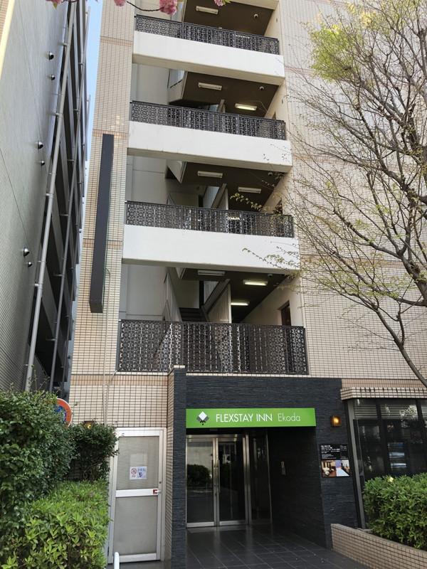 ホテルは並木に埋もれている感じでちょっと判り難いかも