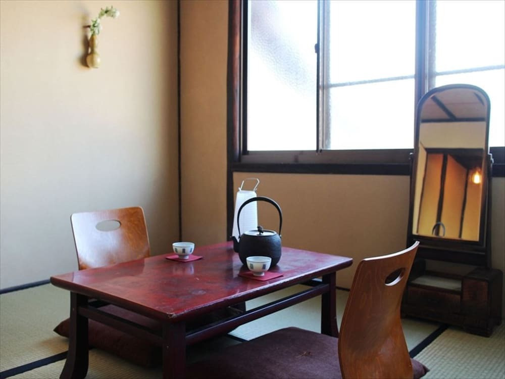 客室内のダイニングエリア