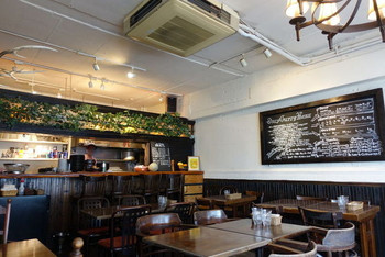 「スープカレー食堂 ROCKETS 桜ヶ丘店」 内観 57938648 店内