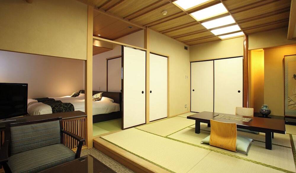 花月館 ベッド付和室① / 1