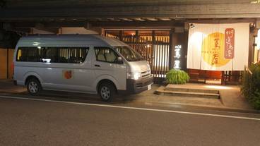 施設の正面 (日没後) / 4