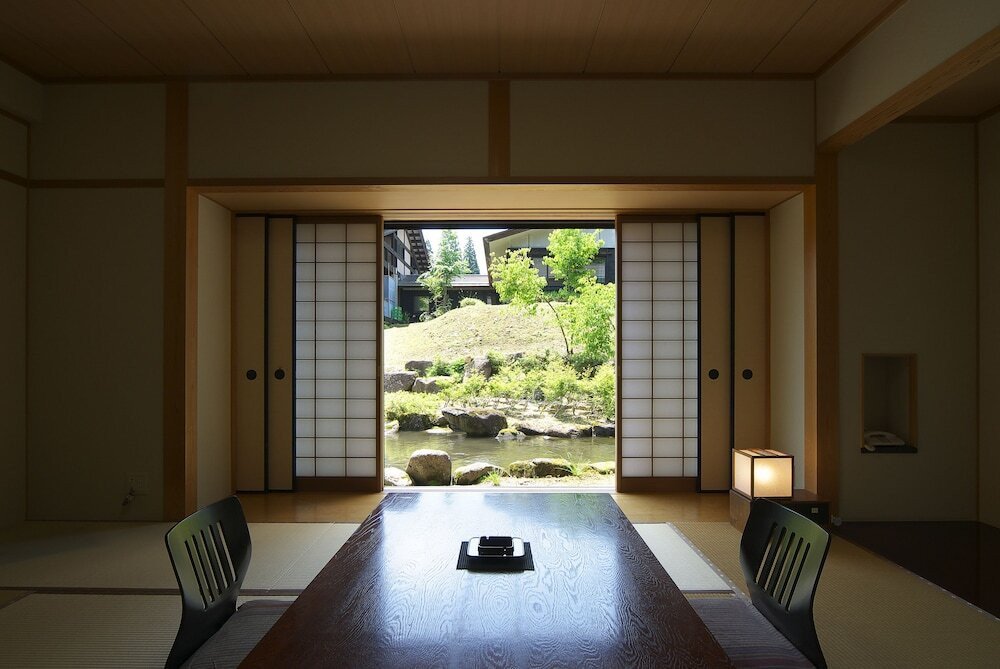 客室内のダイニングエリア