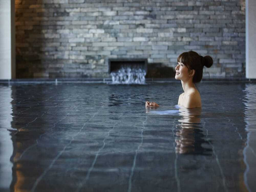 ポップな街、北谷でショッピングの後は本格温泉リゾート体験♪3931118