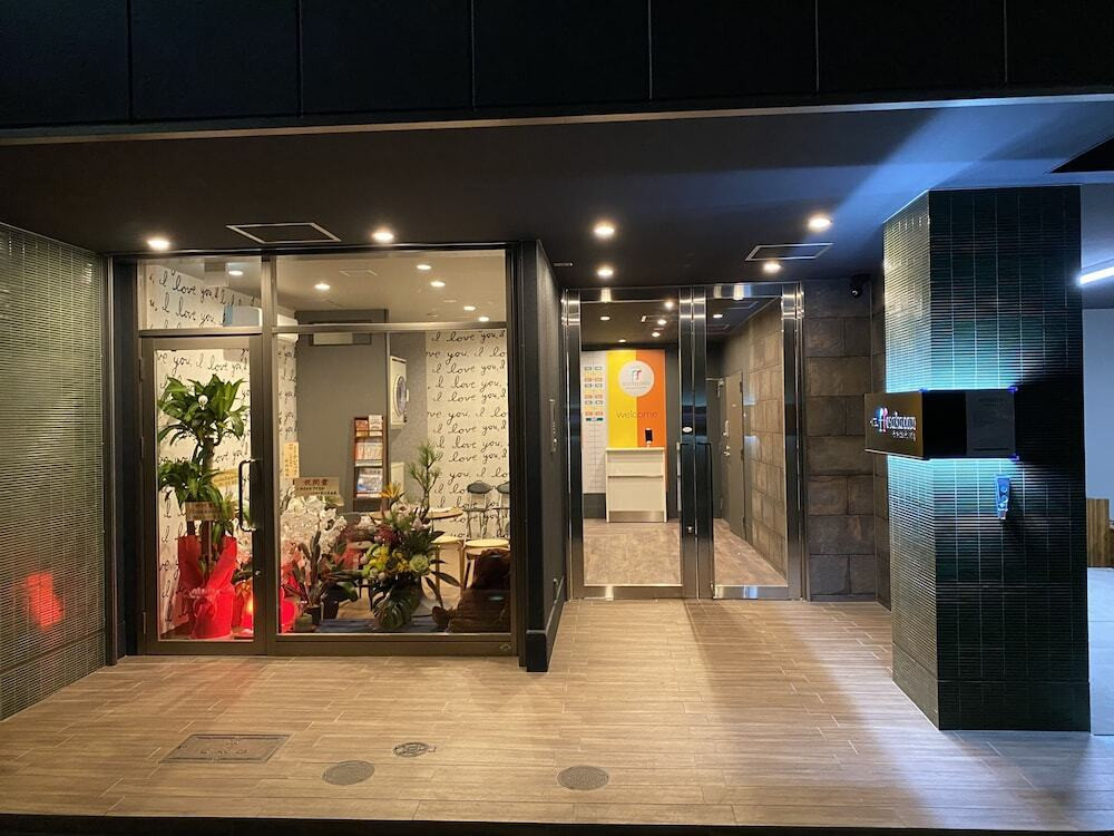 施設の正面 (日没後)