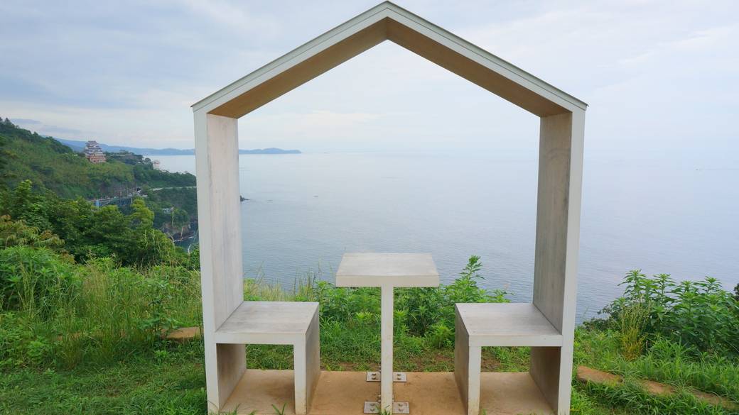 お花×海の絶景！
映える庭園を散策
 / 2