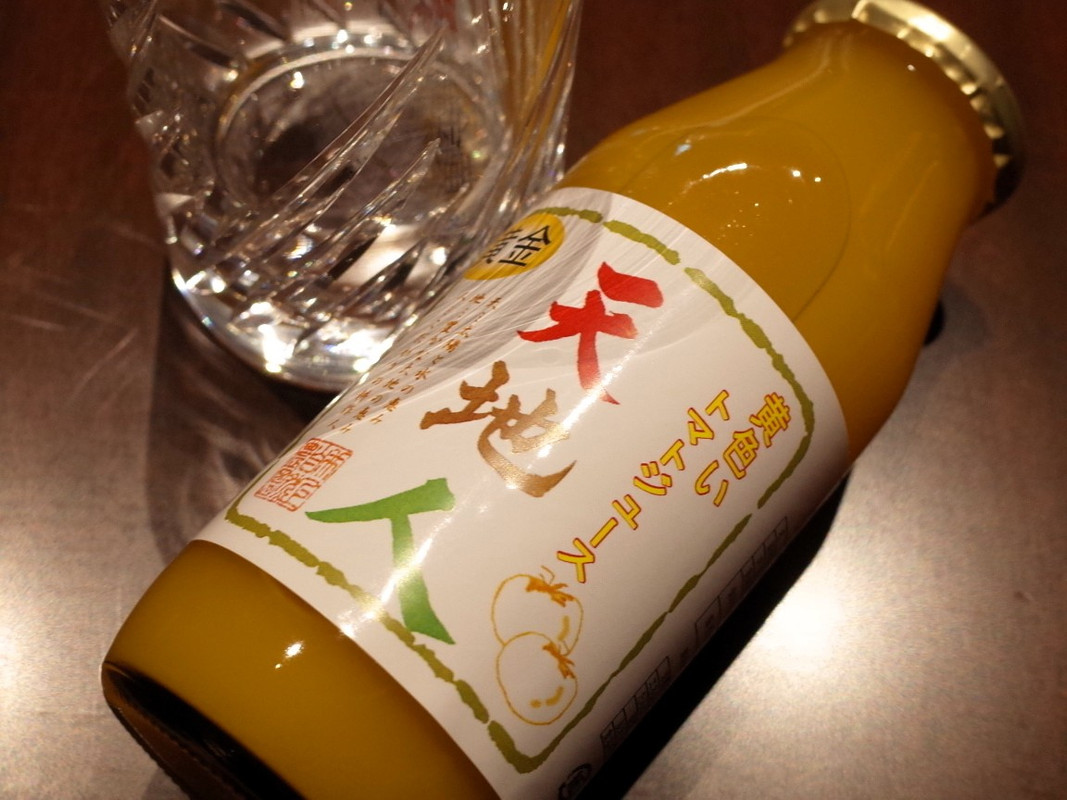 ラウンジの一押しは黄色いトマトジュース