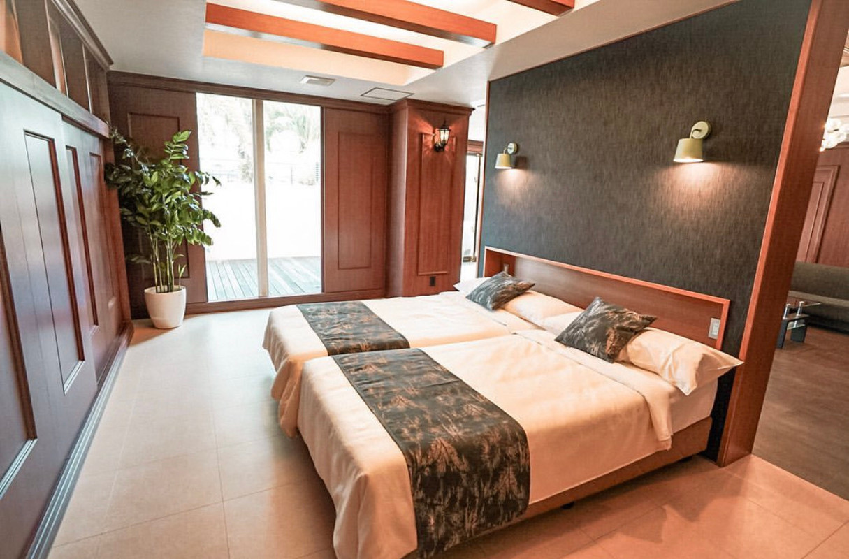 「ロイヤルスイート」のベッドルームも広々。空間に余白があると、のびのび過ごせる / 4